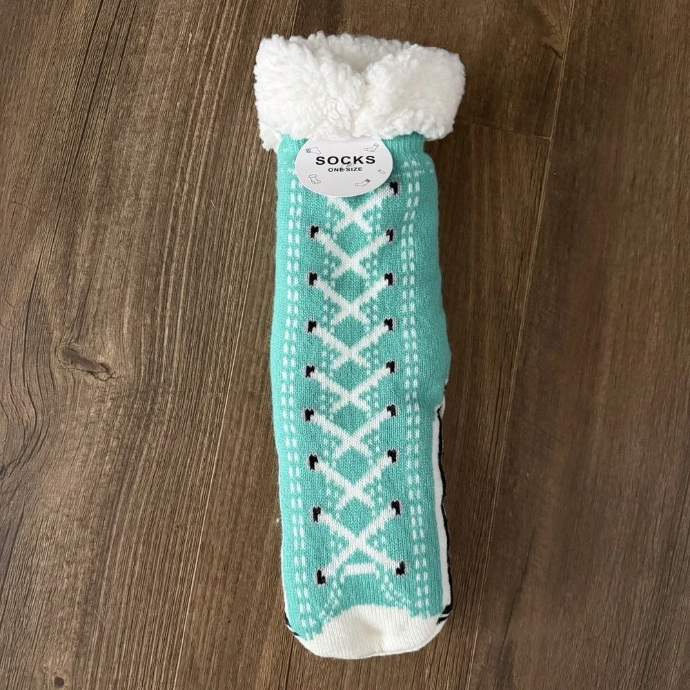 NWT Teal‎ And White Grip Bottom Sneaker Socks Fleece Lined One Size